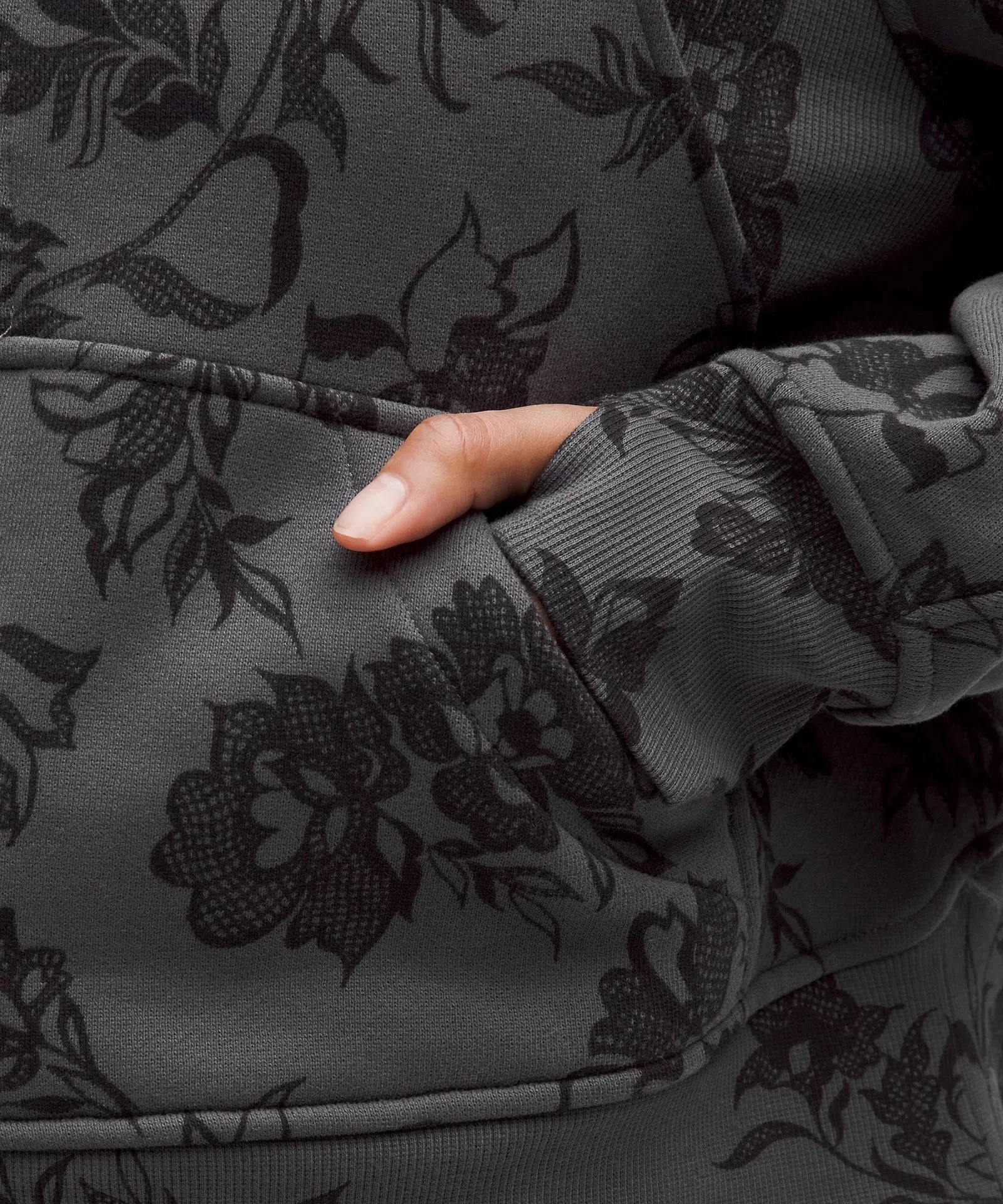 6月26日最終＆無期限休業致します！！ さんlululemon 黒&灰色 lululemon Filigree Lace Print Collection - November 2025 — EXTRA